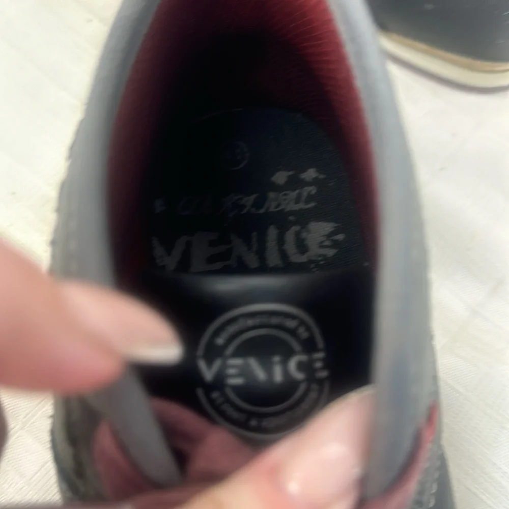 Vince Mens Chukka boots in black and red